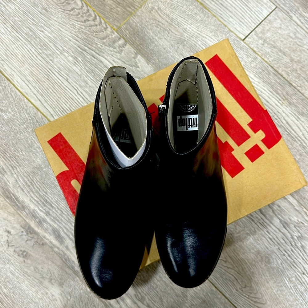 Fitflop- Brand new in a box. Size 9. Black
